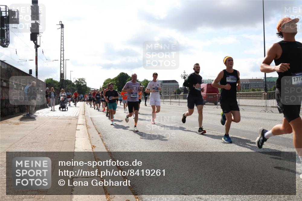 29.06.2025 - hella hamburg halbmarathon Lena Gebhardt http://msf.ph/oto/8419261 29.06.2025 09:51:25 Lombardsbrücke 6375, 18013, 11959, 1772, 1136, 1256, 1520, 1570, 1677, 1903, 1912, 1920, 1941, 1962, 2579, 2880, 2972, 3523, 3700, 3947, 4297, 4634, 4759, 4843, 4854, 4865, 4888, 4889, 4999, 5087, 5275, 5375, 5387, 5410, 6429, 6490, 6593, 6639, 6721, 6901, 7105, 7116, 7284, 7363, 7378, 7635, 7693, 7962, 8091, 8122, 8319, 8871, 8966, 9114, 9262, 9313, 9364, 9371, 9380, 9755, 9833, 9885, 10193, 10415, 10469, 10480, 10669, 11049, 11417, 11907, 11959, 12153, 14201 meine-sportfotos.de