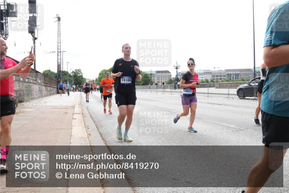 29.06.2025 - hella hamburg halbmarathon Lena Gebhardt http://msf.ph/oto/8419270 29.06.2025 10:27:23 Lombardsbrücke 17445, 15108, 14021, 1530, 1793, 2306, 2775, 4358, 4372, 5285, 5494, 5495, 5707, 5825, 6214, 6259, 6637, 7234, 7314, 7764, 7944, 8056, 8085, 8281, 9349, 10077, 10158, 10412, 10413, 10465, 11110, 11256, 11766, 12500, 13462, 14020, 14021, 14206, 15108, 15641, 17049, 17427, 17445, 17791, 18012, 18097, 18766, 18976 meine-sportfotos.de