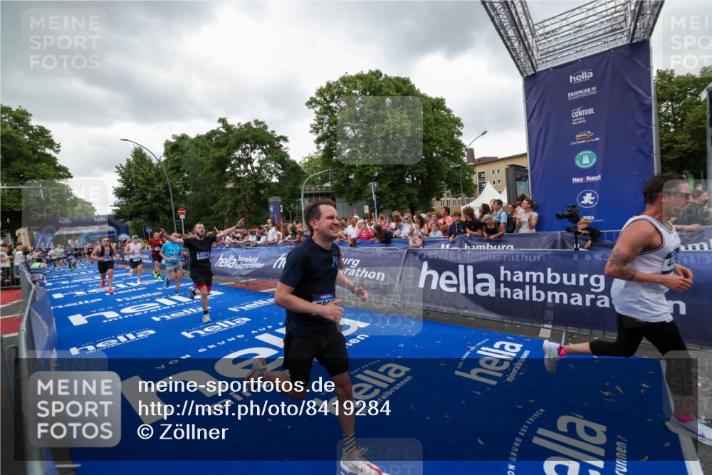 29.06.2025 - hella hamburg halbmarathon Zöllner http://msf.ph/oto/8419284 29.06.2025 10:52:25 Ziel 4140, 4419, 4587, 6164, 7896, 9876, 13015, 13211, 13707, 15144, 15446, 17773, 17997 meine-sportfotos.de