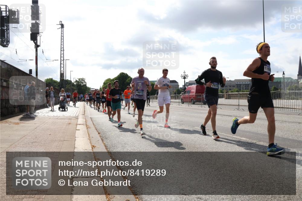 29.06.2025 - hella hamburg halbmarathon Lena Gebhardt http://msf.ph/oto/8419289 29.06.2025 09:51:25 Lombardsbrücke 18013, 2972, 11959, 1136, 1256, 1520, 1570, 1677, 1903, 1912, 1920, 1941, 1962, 2579, 2880, 2972, 3523, 3700, 3947, 4297, 4634, 4759, 4843, 4854, 4865, 4888, 4889, 4999, 5087, 5275, 5375, 5387, 5410, 6429, 6490, 6593, 6639, 6721, 6901, 7105, 7116, 7284, 7363, 7378, 7635, 7693, 7962, 8091, 8122, 8319, 8871, 8966, 9114, 9262, 9313, 9364, 9371, 9380, 9755, 9833, 9885, 10193, 10415, 10469, 10480, 10669, 11049, 11417, 11907, 11959, 12153, 14201 meine-sportfotos.de