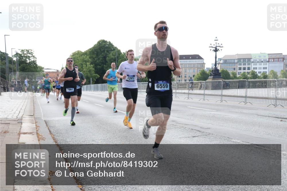 29.06.2025 - hella hamburg halbmarathon Lena Gebhardt http://msf.ph/oto/8419302 29.06.2025 09:41:49 Lombardsbrücke 7862, 652, 1241, 6559, 1241, 2459, 2892, 4128, 4571, 6559, 7142, 7862, 9442, 10234, 10485, 10780, 11194, 11624, 11965, 12067, 12641, 13440, 13751, 13780, 14019, 14107, 14506, 16169, 16361, 16484, 17752, 17856, 18124, 18897 meine-sportfotos.de
