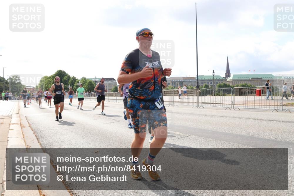 29.06.2025 - hella hamburg halbmarathon Lena Gebhardt http://msf.ph/oto/8419304 29.06.2025 10:05:34 Lombardsbrücke 14642, 1229, 1863, 1936, 1981, 2288, 2298, 2471, 2540, 2624, 3461, 3578, 3929, 4014, 4220, 4782, 5073, 5762, 6059, 6907, 6908, 7826, 8894, 8909, 8999, 9007, 9075, 9165, 9339, 9477, 9559, 9680, 9736, 9737, 9738, 9917, 10343, 10694, 10791, 10998, 11784, 11873, 11958, 12557, 13221, 13717, 14203, 14465, 14642, 16092, 16478, 16546, 16847, 17707, 17731, 17740, 18616, 18617, 18973, 19034, 19248 meine-sportfotos.de