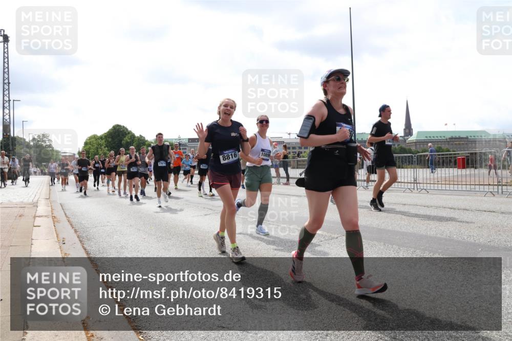 29.06.2025 - hella hamburg halbmarathon Lena Gebhardt http://msf.ph/oto/8419315 29.06.2025 10:42:40 Lombardsbrücke 3874, 4, 17676, 8816, 10899, 1463, 1150, 1360, 1624, 1656, 1929, 1957, 1964, 1994, 2069, 2134, 2401, 2450, 2509, 2538, 2580, 2940, 2941, 3283, 3378, 3605, 3874, 4092, 4105, 4334, 4353, 4385, 4778, 4891, 4892, 5403, 5417, 5419, 5810, 6120, 6764, 6828, 6917, 7040, 7260, 7357, 7513, 7557, 7666, 8014, 8161, 8459, 8525, 8526, 8529, 8712, 8816, 9370, 9378, 9980, 10008, 10454, 10532, 10697, 11142, 11710, 12151, 12441, 13241 meine-sportfotos.de