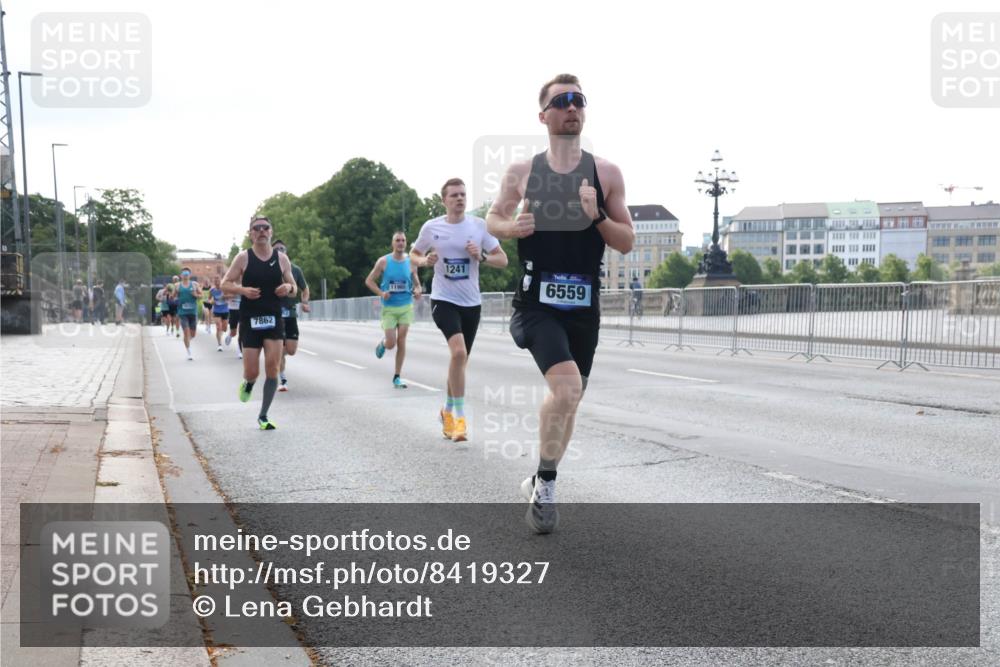 29.06.2025 - hella hamburg halbmarathon Lena Gebhardt http://msf.ph/oto/8419327 29.06.2025 09:41:49 Lombardsbrücke 7862, 1241, 6559, 1241, 2459, 2892, 4128, 4571, 6559, 7142, 7862, 9442, 10234, 10485, 10780, 11194, 11624, 11965, 12067, 12641, 13440, 13751, 13780, 14019, 14107, 14506, 16169, 16361, 16484, 17752, 17856, 18124, 18897 meine-sportfotos.de
