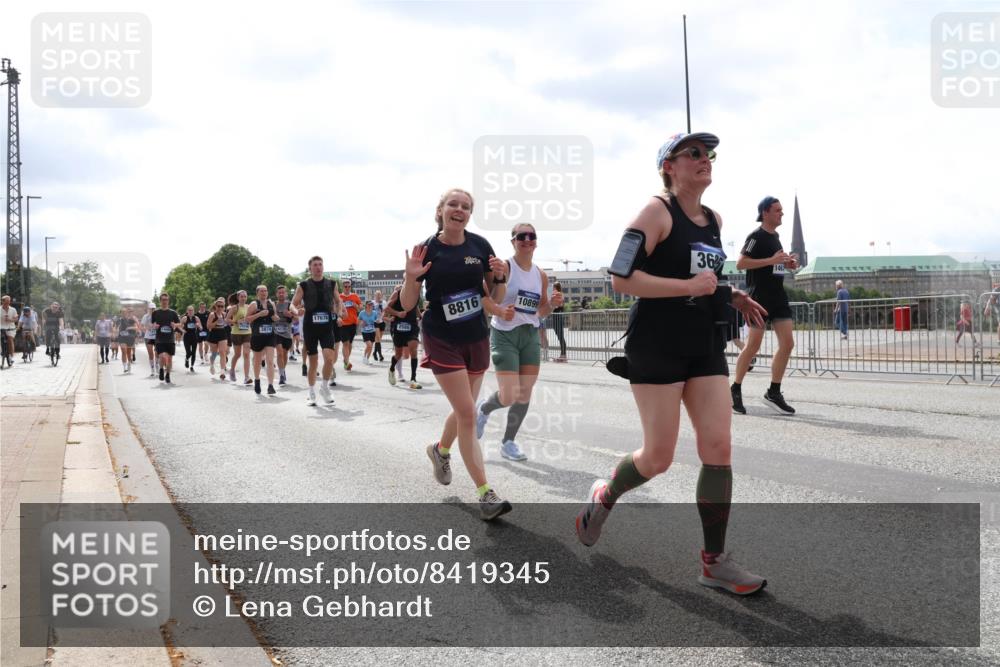 29.06.2025 - hella hamburg halbmarathon Lena Gebhardt http://msf.ph/oto/8419345 29.06.2025 10:42:40 Lombardsbrücke 3874, 14170, 17676, 2580, 8816, 10899, 36, 146, 1150, 1360, 1624, 1656, 1929, 1957, 1964, 1994, 2069, 2134, 2401, 2450, 2509, 2538, 2580, 2940, 2941, 3283, 3378, 3605, 3874, 4092, 4105, 4334, 4353, 4385, 4778, 4891, 4892, 5403, 5417, 5419, 5810, 6120, 6764, 6828, 6917, 7040, 7260, 7357, 7513, 7557, 7666, 8014, 8161, 8459, 8525, 8526, 8529, 8712, 8816, 9370, 9378, 9980, 10008, 10454, 10532, 10697, 11142, 11710, 12151, 12441, 13241 meine-sportfotos.de