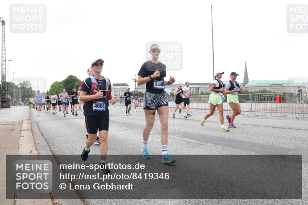 29.06.2025 - hella hamburg halbmarathon Lena Gebhardt http://msf.ph/oto/8419346 29.06.2025 10:52:15 Lombardsbrücke 4606, 9340, 1418, 1978, 2420, 2528, 3038, 3645, 4087, 4273, 4436, 4598, 4606, 4815, 5062, 5262, 5360, 5534, 6386, 6403, 6404, 6406, 6456, 6604, 6671, 6985, 7682, 7690, 7691, 7735, 7812, 8194, 8196, 8250, 8251, 8621, 9103, 9220, 9368, 9460, 9590, 9594, 9673, 9730, 9731, 10080, 10296, 10342, 10392, 10533, 10634, 10673, 10693, 10884, 11084, 11101, 11126, 11127, 11297, 11375, 11736, 11899, 11974, 12065, 12546, 12558 meine-sportfotos.de