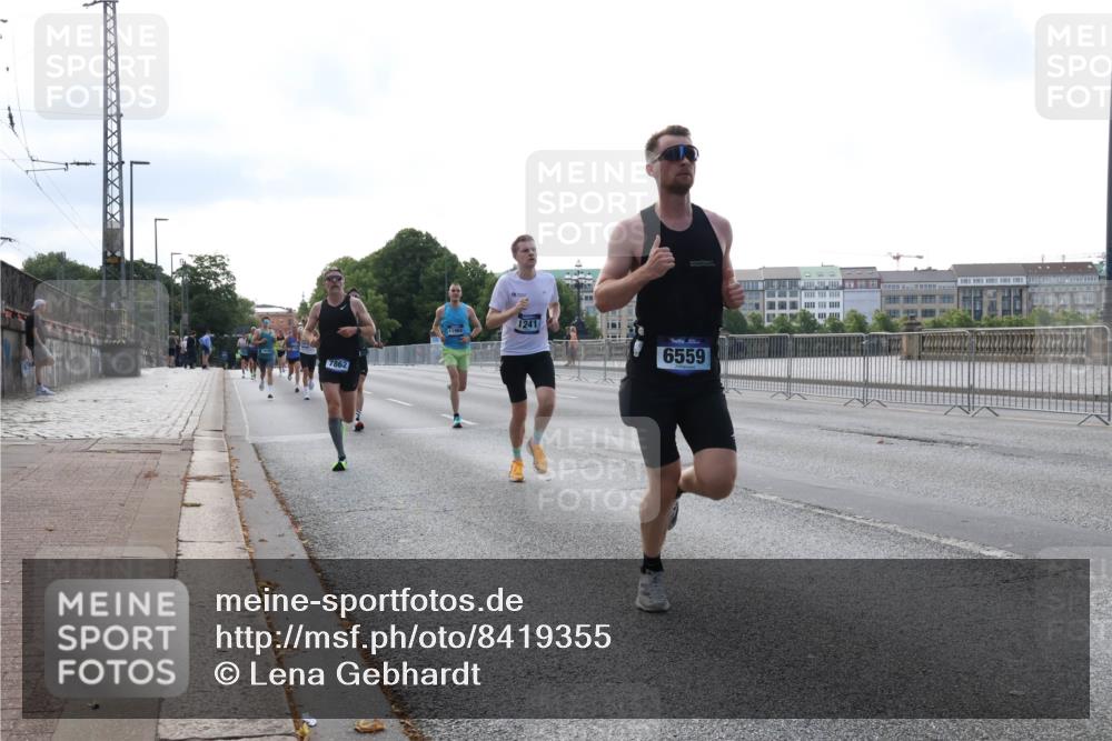29.06.2025 - hella hamburg halbmarathon Lena Gebhardt http://msf.ph/oto/8419355 29.06.2025 09:41:49 Lombardsbrücke 7862, 1241, 6559, 1241, 2459, 2892, 4128, 4571, 6559, 7142, 7862, 9442, 10234, 10485, 10780, 11194, 11624, 11965, 12067, 12641, 13440, 13751, 13780, 14019, 14107, 14506, 16169, 16361, 16484, 17752, 17856, 18124, 18897 meine-sportfotos.de