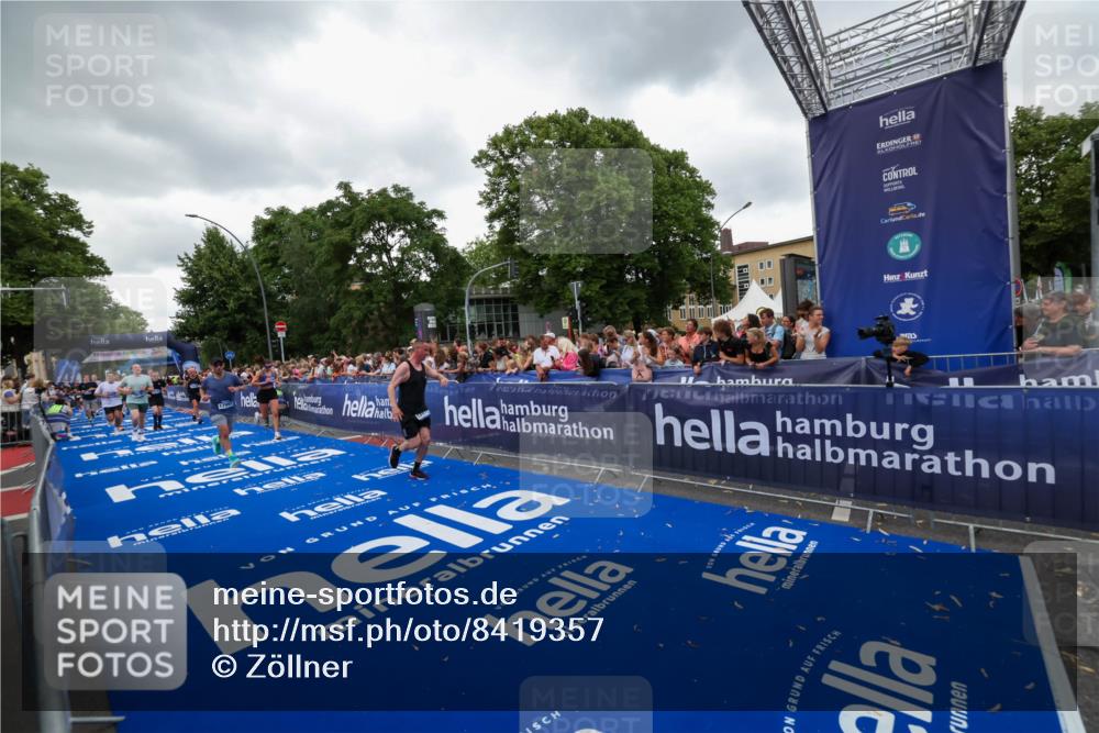 29.06.2025 - hella hamburg halbmarathon Zöllner http://msf.ph/oto/8419357 29.06.2025 10:52:29 Ziel 3715, 4140, 7178, 7232, 8371, 8661, 9145, 9876, 11791, 13015, 13211, 14561, 15144, 15980, 17997 meine-sportfotos.de