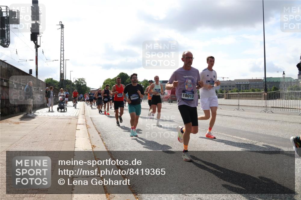 29.06.2025 - hella hamburg halbmarathon Lena Gebhardt http://msf.ph/oto/8419365 29.06.2025 09:51:26 Lombardsbrücke 4999, 18868, 15857, 15383, 18013, 1136, 1256, 1520, 1570, 1677, 1903, 1912, 1920, 1941, 1962, 2579, 2880, 2972, 3523, 3700, 3947, 4297, 4634, 4759, 4843, 4854, 4865, 4888, 4889, 4991, 4999, 5087, 5275, 5375, 5387, 5410, 6429, 6490, 6593, 6639, 6721, 6901, 7105, 7116, 7284, 7363, 7378, 7635, 7693, 7962, 8122, 8319, 8871, 8966, 9114, 9262, 9313, 9364, 9371, 9380, 9755, 9833, 9885, 10193, 10415, 10469, 10480, 10669, 11049, 11417, 11907, 11959, 12153, 14201 meine-sportfotos.de