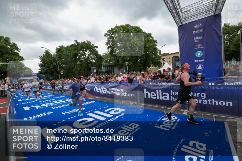 29.06.2025 - hella hamburg halbmarathon Zöllner http://msf.ph/oto/8419383 29.06.2025 10:52:30 Ziel 3715, 7178, 7232, 8371, 8661, 9145, 9876, 11791, 13015, 13211, 14561, 15144, 15980, 17997 meine-sportfotos.de