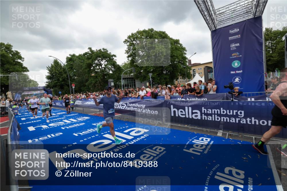 29.06.2025 - hella hamburg halbmarathon Zöllner http://msf.ph/oto/8419388 29.06.2025 10:52:30 Ziel 3715, 7178, 7232, 8371, 8661, 9145, 9876, 11791, 13015, 13211, 14561, 15144, 15980, 17997 meine-sportfotos.de