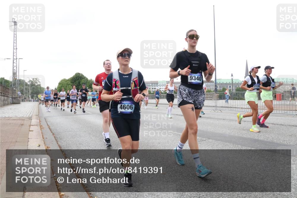 29.06.2025 - hella hamburg halbmarathon Lena Gebhardt http://msf.ph/oto/8419391 29.06.2025 10:52:16 Lombardsbrücke 9340, 4606, 11127, 11126, 1418, 1978, 2420, 2528, 3038, 3645, 4087, 4273, 4436, 4598, 4606, 4815, 5062, 5262, 5360, 6386, 6403, 6404, 6406, 6456, 6604, 6671, 6985, 7682, 7690, 7691, 7735, 7812, 8194, 8196, 8250, 8251, 8621, 9068, 9103, 9220, 9368, 9460, 9590, 9594, 9673, 9730, 9731, 10080, 10296, 10342, 10392, 10533, 10634, 10673, 10884, 10928, 11084, 11101, 11126, 11127, 11297, 11375, 11736, 11899, 11974, 12065, 12546, 12558 meine-sportfotos.de