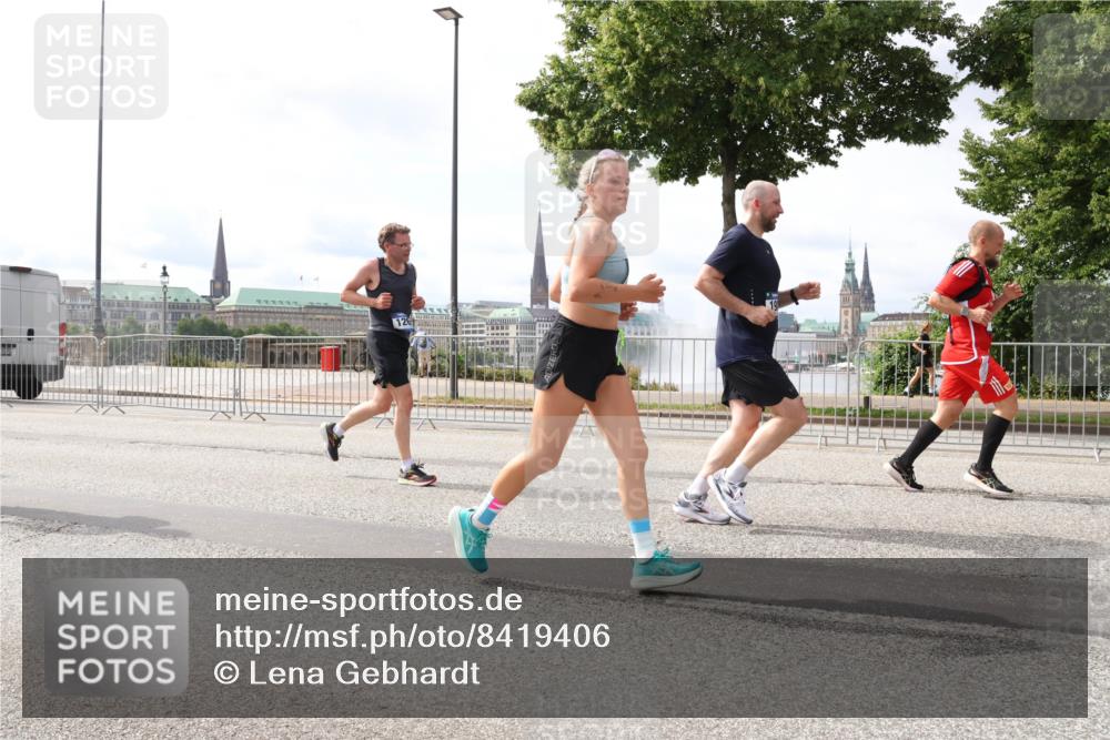 29.06.2025 - hella hamburg halbmarathon Lena Gebhardt http://msf.ph/oto/8419406 29.06.2025 10:18:13 Lombardsbrücke 126, 2118, 1159, 1160, 1268, 1325, 1554, 1622, 1641, 1820, 1982, 2087, 2094, 2147, 2335, 2634, 2931, 3125, 3138, 3321, 3482, 3977, 4123, 4710, 4738, 4804, 5004, 5290, 5611, 5733, 5909, 6270, 6332, 7094, 7160, 7641, 7649, 7838, 7882, 7883, 8067, 8128, 8248, 8341, 8607, 8799, 9222, 9400, 9539, 9586, 9717, 9734, 9748, 9798, 9834, 9844, 9964, 10174, 10332, 10509, 10659, 10687, 10908, 12498, 13341 meine-sportfotos.de