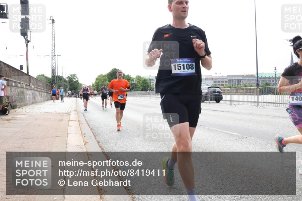 29.06.2025 - hella hamburg halbmarathon Lena Gebhardt http://msf.ph/oto/8419411 29.06.2025 10:27:24 Lombardsbrücke 17445, 15108, 140, 1530, 1793, 2306, 2775, 4358, 4372, 5285, 5494, 5495, 5707, 5825, 6214, 6259, 6637, 7234, 7314, 7764, 7944, 7978, 8056, 8085, 8281, 9349, 10077, 10158, 10412, 10413, 10465, 11110, 11256, 11766, 12500, 13462, 14020, 14021, 14206, 15108, 15641, 17049, 17427, 17445, 17791, 18012, 18097, 18766, 18976 meine-sportfotos.de
