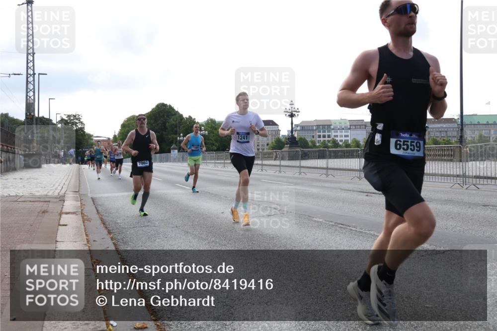29.06.2025 - hella hamburg halbmarathon Lena Gebhardt http://msf.ph/oto/8419416 29.06.2025 09:41:50 Lombardsbrücke 7862, 1241, 6559, 1241, 2459, 2604, 2892, 4128, 4571, 6559, 7142, 7862, 9442, 10234, 10485, 10780, 11194, 11965, 12067, 12641, 13440, 13751, 13780, 14019, 14107, 14506, 16169, 16361, 16484, 17003, 17752, 17856, 18124, 18897 meine-sportfotos.de