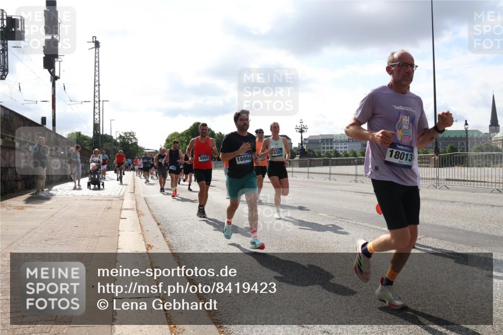 29.06.2025 - hella hamburg halbmarathon Lena Gebhardt http://msf.ph/oto/8419423 29.06.2025 09:51:27 Lombardsbrücke 4999, 5383, 18868, 18013, 1136, 1256, 1520, 1570, 1677, 1903, 1912, 1920, 1941, 1962, 2579, 2880, 2972, 3523, 3700, 4297, 4634, 4759, 4843, 4854, 4865, 4888, 4889, 4991, 4999, 5087, 5275, 5375, 5387, 5410, 6490, 6593, 6721, 6901, 7105, 7116, 7284, 7363, 7378, 7635, 7693, 7962, 8122, 8319, 8871, 8966, 9114, 9262, 9313, 9364, 9371, 9380, 9755, 9833, 9885, 10193, 10375, 10415, 10469, 10480, 10669, 11049, 11417, 11907, 11959, 12153, 12711, 14201 meine-sportfotos.de