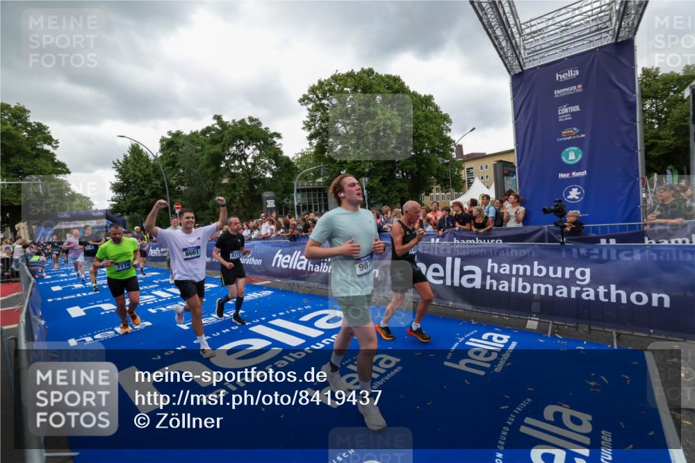 29.06.2025 - hella hamburg halbmarathon Zöllner http://msf.ph/oto/8419437 29.06.2025 10:52:33 Ziel 3715, 7178, 7232, 8371, 8661, 9145, 9876, 11791, 13015, 13301, 14561, 15980, 18982 meine-sportfotos.de