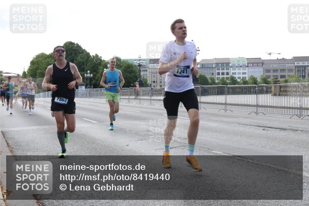29.06.2025 - hella hamburg halbmarathon Lena Gebhardt http://msf.ph/oto/8419440 29.06.2025 09:41:50 Lombardsbrücke 18124, 7862, 11965, 1241, 1241, 2459, 2604, 2892, 4128, 4571, 6559, 7142, 7862, 9442, 10234, 10485, 10780, 11194, 11965, 12067, 12641, 13440, 13751, 13780, 14019, 14107, 14506, 16169, 16361, 16484, 17003, 17752, 17856, 18124, 18897 meine-sportfotos.de