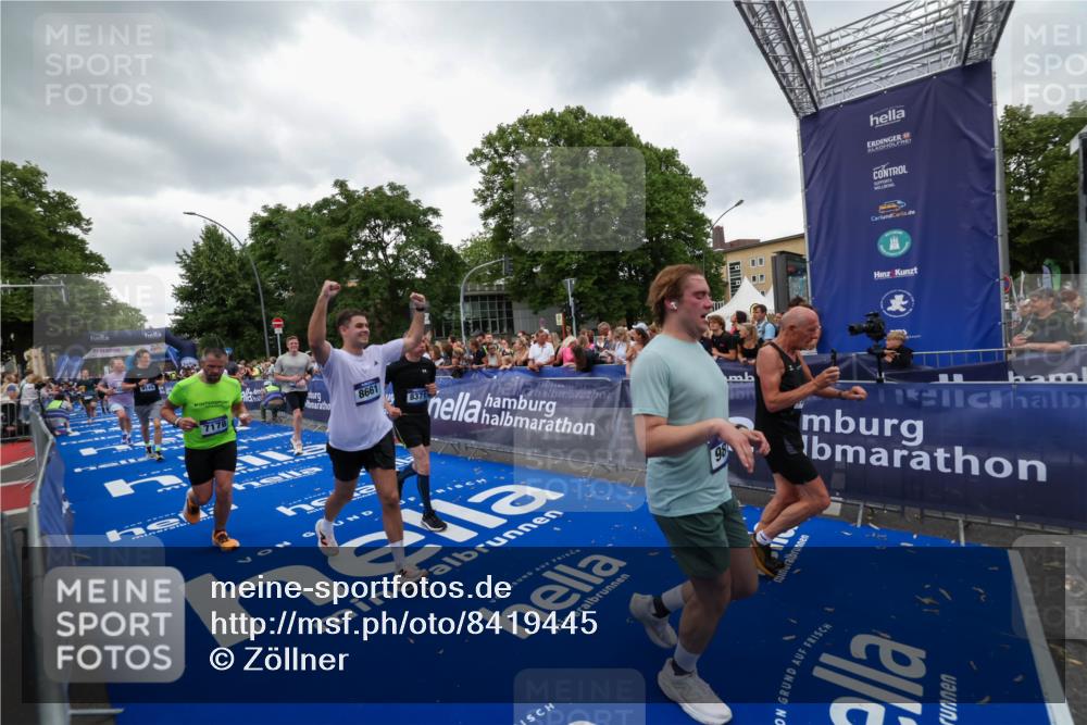 29.06.2025 - hella hamburg halbmarathon Zöllner http://msf.ph/oto/8419445 29.06.2025 10:52:33 Ziel 3715, 7178, 7232, 8371, 8661, 9145, 9876, 11791, 13015, 13301, 14561, 15980, 18982 meine-sportfotos.de