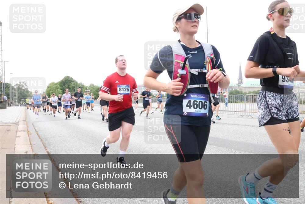 29.06.2025 - hella hamburg halbmarathon Lena Gebhardt http://msf.ph/oto/8419456 29.06.2025 10:52:16 Lombardsbrücke 8125, 4606, 934, 1418, 1978, 2420, 2528, 3038, 3645, 4087, 4273, 4436, 4598, 4606, 4815, 5062, 5262, 5360, 6386, 6403, 6404, 6406, 6456, 6604, 6671, 6985, 7682, 7690, 7691, 7735, 7812, 8194, 8196, 8250, 8251, 8621, 9068, 9103, 9220, 9368, 9460, 9590, 9594, 9673, 9730, 9731, 10080, 10296, 10342, 10392, 10533, 10634, 10673, 10884, 10928, 11084, 11101, 11126, 11127, 11297, 11375, 11736, 11899, 11974, 12065, 12546, 12558 meine-sportfotos.de