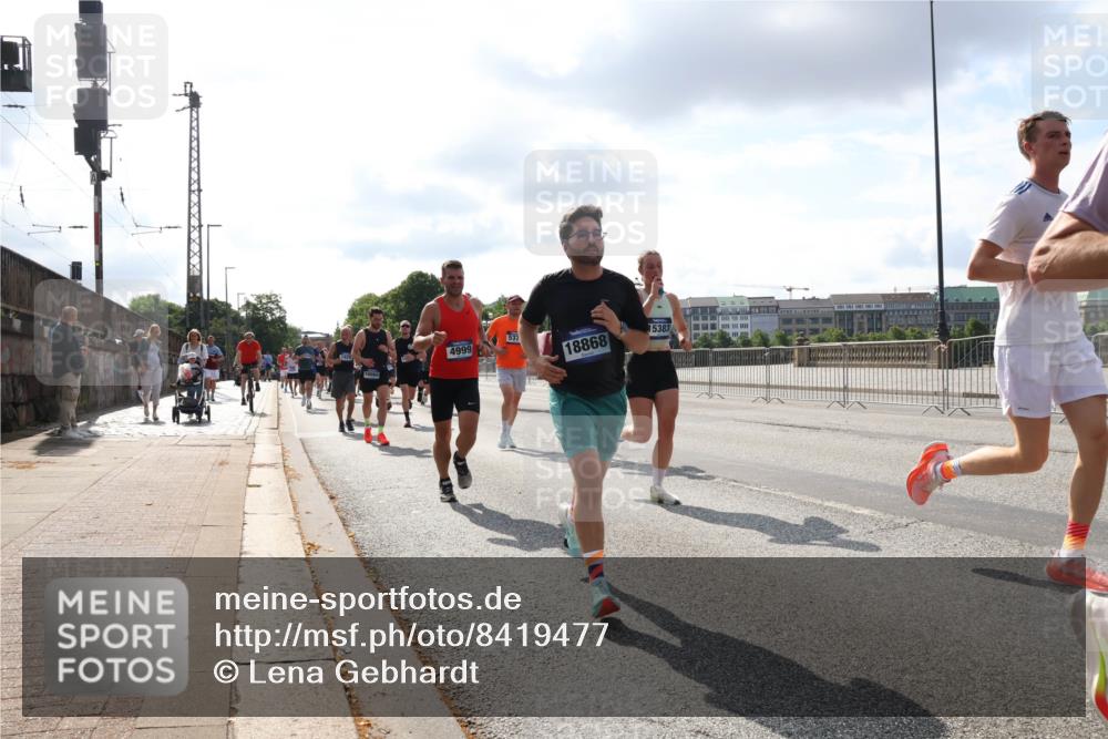 29.06.2025 - hella hamburg halbmarathon Lena Gebhardt http://msf.ph/oto/8419477 29.06.2025 09:51:27 Lombardsbrücke 16660, 4999, 537, 18868, 15383, 1136, 1256, 1520, 1570, 1677, 1903, 1912, 1920, 1941, 1962, 2579, 2880, 2972, 3523, 3700, 4297, 4634, 4759, 4843, 4854, 4865, 4888, 4889, 4991, 4999, 5087, 5275, 5375, 5387, 5410, 6490, 6593, 6721, 6901, 7105, 7116, 7284, 7363, 7378, 7635, 7693, 7962, 8122, 8319, 8871, 8966, 9114, 9262, 9313, 9364, 9371, 9380, 9755, 9833, 9885, 10193, 10375, 10415, 10469, 10480, 10669, 11049, 11417, 11907, 11959, 12153, 12711, 14201 meine-sportfotos.de