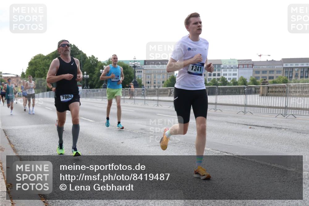 29.06.2025 - hella hamburg halbmarathon Lena Gebhardt http://msf.ph/oto/8419487 29.06.2025 09:41:50 Lombardsbrücke 7862, 11965, 1241, 1241, 2459, 2604, 2892, 4128, 4571, 6559, 7142, 7862, 9442, 10234, 10485, 10780, 11194, 11965, 12067, 12641, 13440, 13751, 13780, 14019, 14107, 14506, 16169, 16361, 16484, 17003, 17752, 17856, 18124, 18897 meine-sportfotos.de