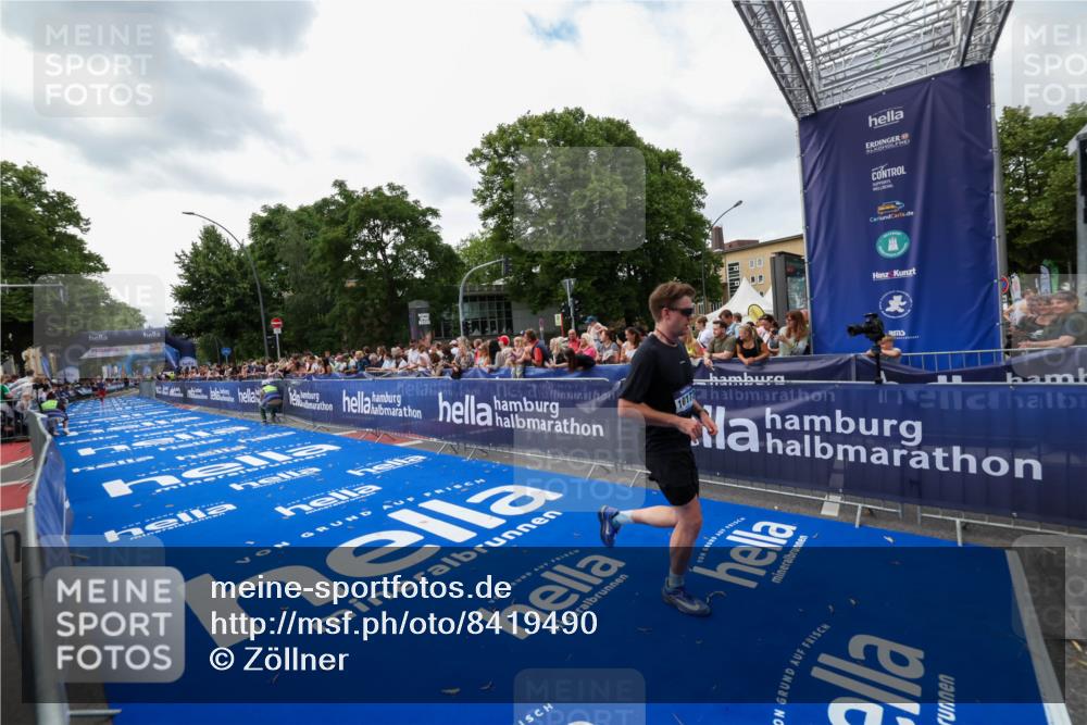 29.06.2025 - hella hamburg halbmarathon Zöllner http://msf.ph/oto/8419490 29.06.2025 10:30:25 Ziel 10173, 12691 meine-sportfotos.de
