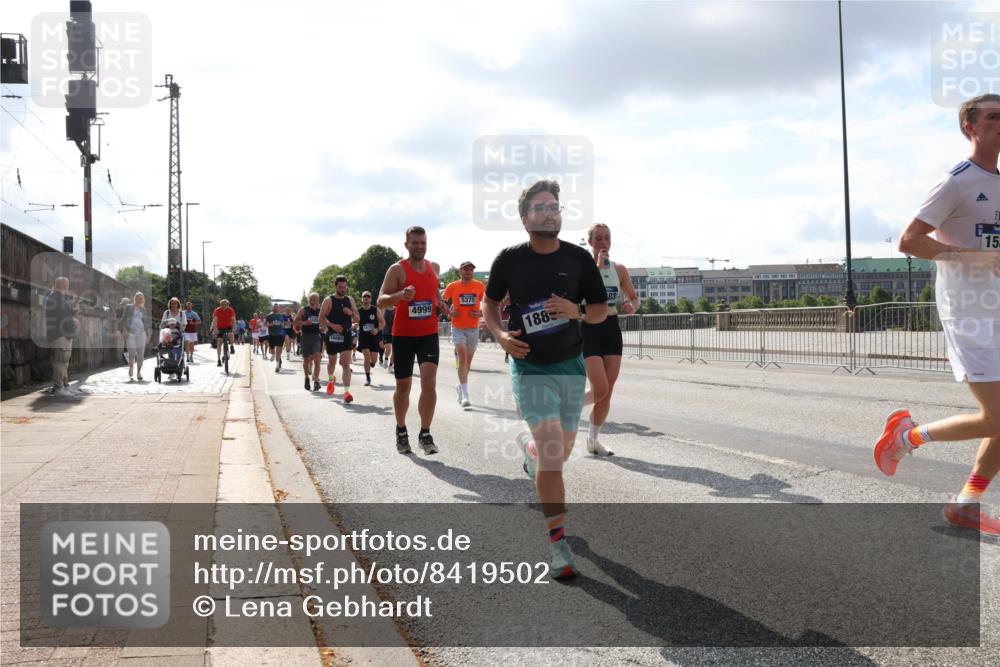 29.06.2025 - hella hamburg halbmarathon Lena Gebhardt http://msf.ph/oto/8419502 29.06.2025 09:51:27 Lombardsbrücke 4999, 5375, 188, 15, 1136, 1256, 1520, 1570, 1677, 1903, 1912, 1920, 1941, 1962, 2579, 2880, 2972, 3523, 3700, 4297, 4634, 4759, 4843, 4854, 4865, 4888, 4889, 4991, 4999, 5087, 5275, 5375, 5387, 5410, 6490, 6593, 6721, 6901, 7105, 7116, 7284, 7363, 7378, 7635, 7693, 7962, 8122, 8319, 8871, 8966, 9114, 9262, 9313, 9364, 9371, 9380, 9755, 9833, 9885, 10193, 10375, 10415, 10469, 10480, 10669, 11049, 11417, 11907, 11959, 12153, 12711, 14201 meine-sportfotos.de