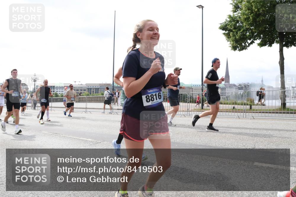 29.06.2025 - hella hamburg halbmarathon Lena Gebhardt http://msf.ph/oto/8419503 29.06.2025 10:42:41 Lombardsbrücke 17676, 2580, 8816, 1150, 1360, 1624, 1656, 1929, 1957, 1964, 1994, 2069, 2134, 2401, 2450, 2509, 2538, 2580, 2940, 2941, 3283, 3378, 3605, 3764, 3874, 4092, 4105, 4334, 4353, 4385, 4778, 4891, 4892, 5403, 5417, 5419, 5810, 6120, 6764, 6828, 6917, 7040, 7260, 7513, 7557, 7666, 8161, 8459, 8525, 8526, 8529, 8712, 8816, 9370, 9378, 9980, 10008, 10454, 10532, 10697, 11142, 11710, 12151, 12441, 13049, 13241 meine-sportfotos.de
