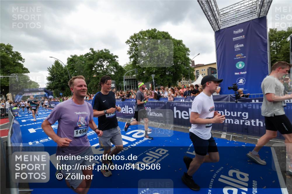 29.06.2025 - hella hamburg halbmarathon Zöllner http://msf.ph/oto/8419506 29.06.2025 10:52:36 Ziel 2670, 3715, 3952, 6561, 6562, 7178, 7232, 9145, 9739, 11689, 11791, 12450, 13051, 13301, 14561, 15001, 15980, 18982 meine-sportfotos.de