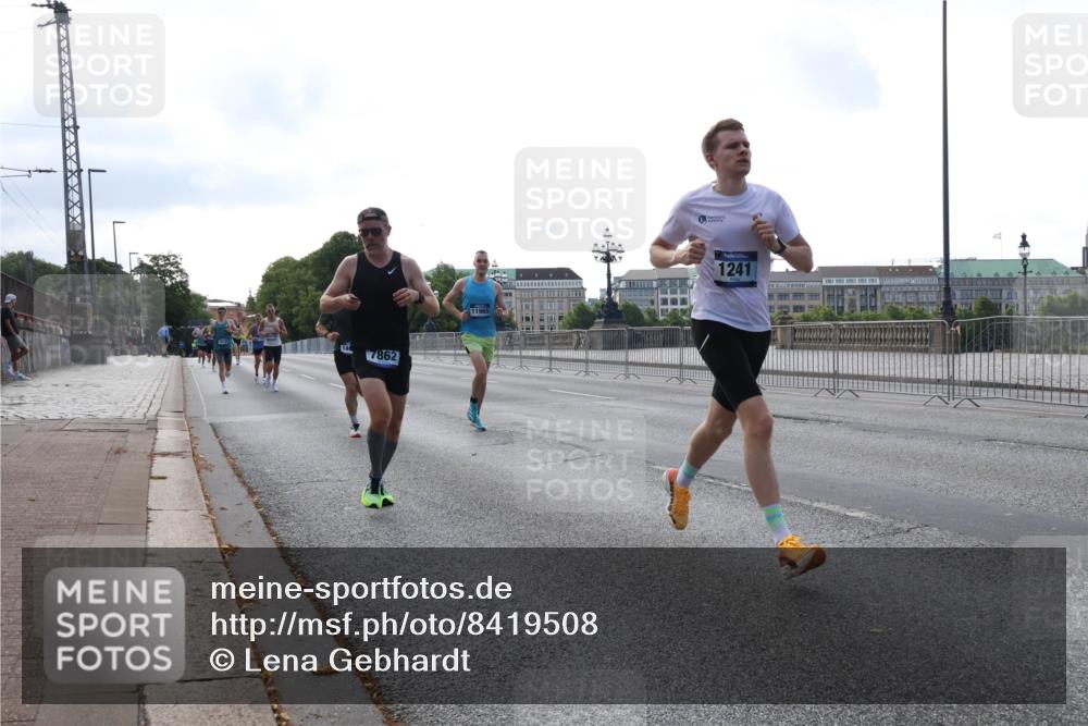29.06.2025 - hella hamburg halbmarathon Lena Gebhardt http://msf.ph/oto/8419508 29.06.2025 09:41:50 Lombardsbrücke 7862, 11965, 1241, 1241, 2459, 2604, 2892, 4128, 4571, 6559, 7142, 7862, 9442, 10234, 10485, 10780, 11194, 11965, 12067, 12641, 13440, 13751, 13780, 14019, 14107, 14506, 16169, 16361, 16484, 17003, 17752, 17856, 18124, 18897 meine-sportfotos.de