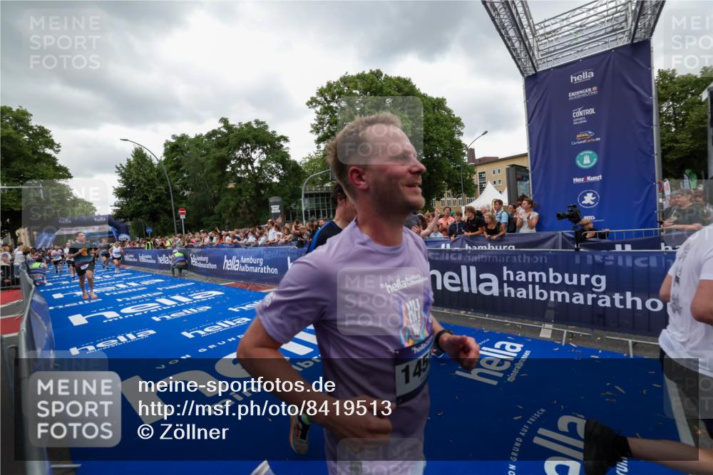 29.06.2025 - hella hamburg halbmarathon Zöllner http://msf.ph/oto/8419513 29.06.2025 10:52:37 Ziel 2670, 3715, 3952, 6561, 6562, 7232, 9145, 9739, 11689, 12450, 13051, 13301, 14561, 15001, 15980, 18982 meine-sportfotos.de