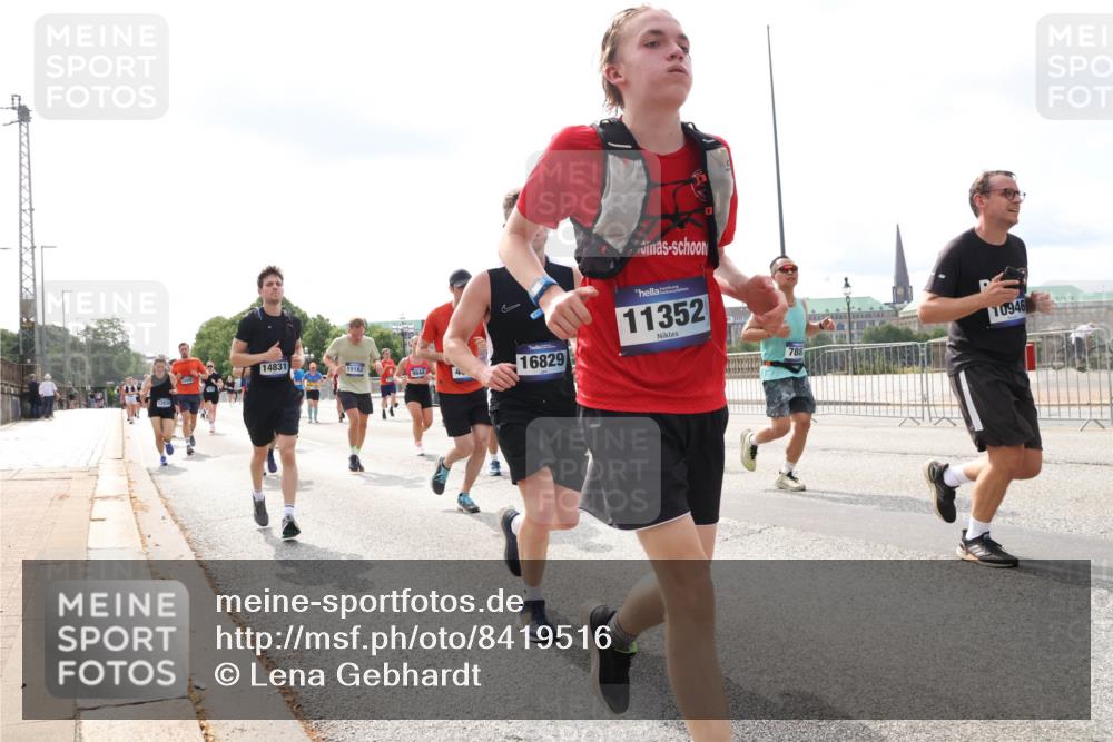 29.06.2025 - hella hamburg halbmarathon Lena Gebhardt http://msf.ph/oto/8419516 29.06.2025 10:18:14 Lombardsbrücke 12939, 14831, 15182, 9844, 16829, 4, 11352, 10946, 1159, 1160, 1234, 1268, 1325, 1554, 1622, 1641, 1820, 1982, 2087, 2147, 2335, 2634, 2931, 3125, 3138, 3321, 3482, 3977, 4123, 4710, 4738, 4804, 5004, 5290, 5611, 5733, 5909, 6270, 6332, 7094, 7160, 7641, 7649, 7838, 7882, 7883, 8067, 8128, 8248, 8341, 8607, 8799, 9222, 9400, 9539, 9586, 9658, 9717, 9734, 9748, 9798, 9834, 9844, 9964, 10174, 10332, 10509, 10659, 10687, 10908, 12498, 13341 meine-sportfotos.de