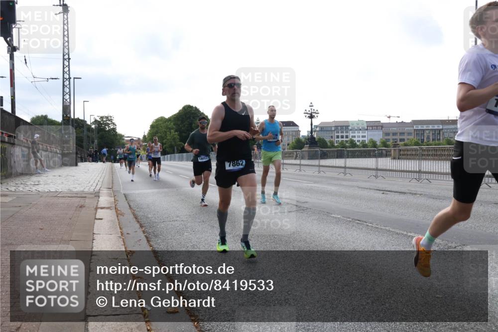 29.06.2025 - hella hamburg halbmarathon Lena Gebhardt http://msf.ph/oto/8419533 29.06.2025 09:41:51 Lombardsbrücke 14652, 7862, 965, 1241, 2459, 2604, 2892, 4128, 4571, 6559, 7142, 7862, 9442, 10234, 10485, 10780, 11194, 11965, 12067, 12641, 13440, 13751, 13780, 14019, 14107, 14506, 16169, 16361, 16484, 17003, 17752, 17856, 18124, 18897 meine-sportfotos.de