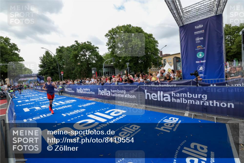 29.06.2025 - hella hamburg halbmarathon Zöllner http://msf.ph/oto/8419554 29.06.2025 10:30:34 Ziel 2460, 3845, 7231, 8318, 11413, 12049, 15253, 16713 meine-sportfotos.de
