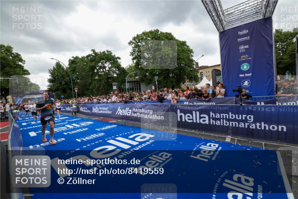 29.06.2025 - hella hamburg halbmarathon Zöllner http://msf.ph/oto/8419559 29.06.2025 10:52:38 Ziel 2346, 2670, 3952, 6561, 6562, 7232, 9739, 10115, 11689, 12450, 13051, 13301, 15001, 15980, 18982 meine-sportfotos.de
