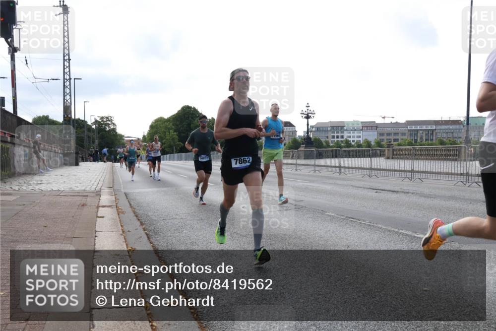 29.06.2025 - hella hamburg halbmarathon Lena Gebhardt http://msf.ph/oto/8419562 29.06.2025 09:41:51 Lombardsbrücke 14652, 7862, 1965, 1241, 2459, 2604, 2892, 4128, 4571, 6559, 7142, 7862, 9442, 10234, 10485, 10780, 11194, 11965, 12067, 12641, 13440, 13751, 13780, 14019, 14107, 14506, 16169, 16361, 16484, 17003, 17752, 17856, 18124, 18897 meine-sportfotos.de