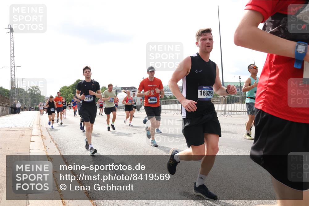 29.06.2025 - hella hamburg halbmarathon Lena Gebhardt http://msf.ph/oto/8419569 29.06.2025 10:18:14 Lombardsbrücke 12931, 14831, 15182, 98446, 4804, 16829, 1159, 1160, 1234, 1268, 1325, 1554, 1622, 1641, 1820, 1982, 2087, 2147, 2335, 2634, 2931, 3125, 3138, 3321, 3482, 3977, 4123, 4710, 4738, 4804, 5004, 5290, 5611, 5733, 5909, 6270, 6332, 7094, 7160, 7641, 7649, 7838, 7882, 7883, 8067, 8128, 8248, 8341, 8607, 8799, 9222, 9400, 9539, 9586, 9658, 9717, 9734, 9748, 9798, 9834, 9844, 9964, 10174, 10332, 10509, 10659, 10687, 10908, 12498, 13341 meine-sportfotos.de