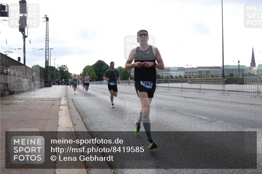 29.06.2025 - hella hamburg halbmarathon Lena Gebhardt http://msf.ph/oto/8419585 29.06.2025 09:41:51 Lombardsbrücke 14652, 7862, 1241, 2459, 2604, 2892, 4128, 4571, 6559, 7142, 7862, 9442, 10234, 10485, 10780, 11194, 11965, 12067, 12641, 13440, 13751, 13780, 14019, 14107, 14506, 16169, 16361, 16484, 17003, 17752, 17856, 18124, 18897 meine-sportfotos.de
