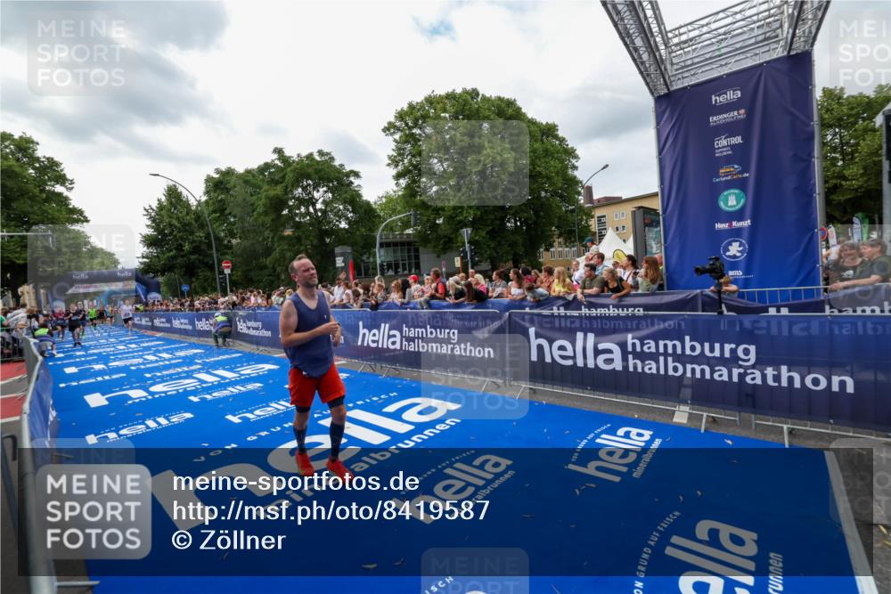 29.06.2025 - hella hamburg halbmarathon Zöllner http://msf.ph/oto/8419587 29.06.2025 10:30:35 Ziel 2460, 3845, 7231, 8318, 11413, 12049, 15253, 16713 meine-sportfotos.de