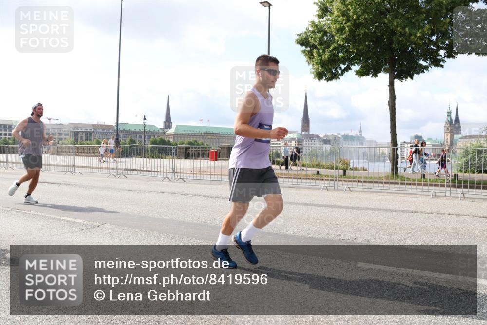29.06.2025 - hella hamburg halbmarathon Lena Gebhardt http://msf.ph/oto/8419596 29.06.2025 10:05:36 Lombardsbrücke 1229, 1863, 1936, 1981, 2288, 2298, 2471, 2540, 2624, 3461, 3578, 3929, 4014, 4220, 4782, 5073, 5762, 6059, 7826, 8894, 8909, 8999, 9007, 9075, 9165, 9339, 9477, 9559, 9680, 9736, 9737, 9738, 9917, 10343, 10694, 10791, 10998, 11784, 11873, 11958, 12557, 13221, 13717, 14203, 14465, 14642, 16092, 16478, 16546, 16847, 17707, 17731, 17740, 17885, 18616, 18617, 18973, 19034, 19248 meine-sportfotos.de