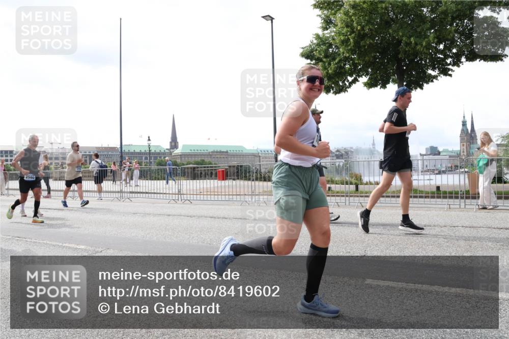 29.06.2025 - hella hamburg halbmarathon Lena Gebhardt http://msf.ph/oto/8419602 29.06.2025 10:42:42 Lombardsbrücke 2580, 1150, 1360, 1624, 1656, 1929, 1957, 1964, 1994, 2069, 2134, 2401, 2450, 2509, 2538, 2580, 2940, 2941, 3283, 3378, 3605, 3764, 3874, 4092, 4105, 4334, 4353, 4385, 4778, 4891, 4892, 5403, 5417, 5419, 5810, 6120, 6764, 6828, 7040, 7260, 7513, 7557, 7666, 8161, 8459, 8525, 8526, 8529, 8712, 8816, 9370, 9378, 9980, 10008, 10454, 10532, 10697, 11142, 11710, 12151, 12441, 13049, 13241 meine-sportfotos.de