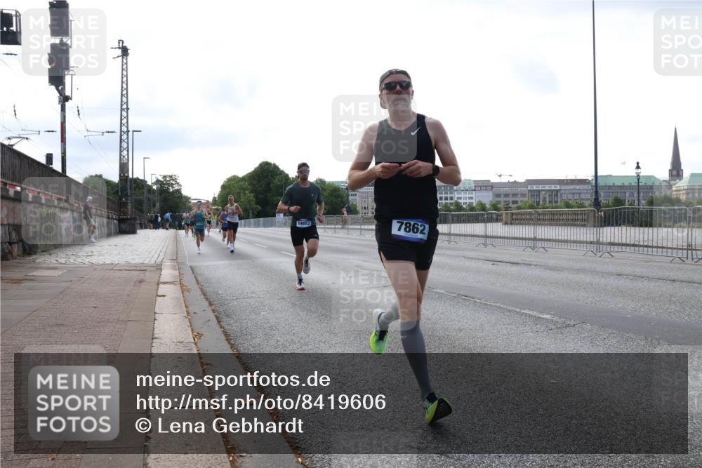 29.06.2025 - hella hamburg halbmarathon Lena Gebhardt http://msf.ph/oto/8419606 29.06.2025 09:41:51 Lombardsbrücke 14652, 7862, 1241, 2459, 2604, 2892, 4128, 4571, 6559, 7142, 7862, 9442, 10234, 10485, 10780, 11194, 11965, 12067, 12641, 13440, 13751, 13780, 14019, 14107, 14506, 16169, 16361, 16484, 17003, 17752, 17856, 18124, 18897 meine-sportfotos.de