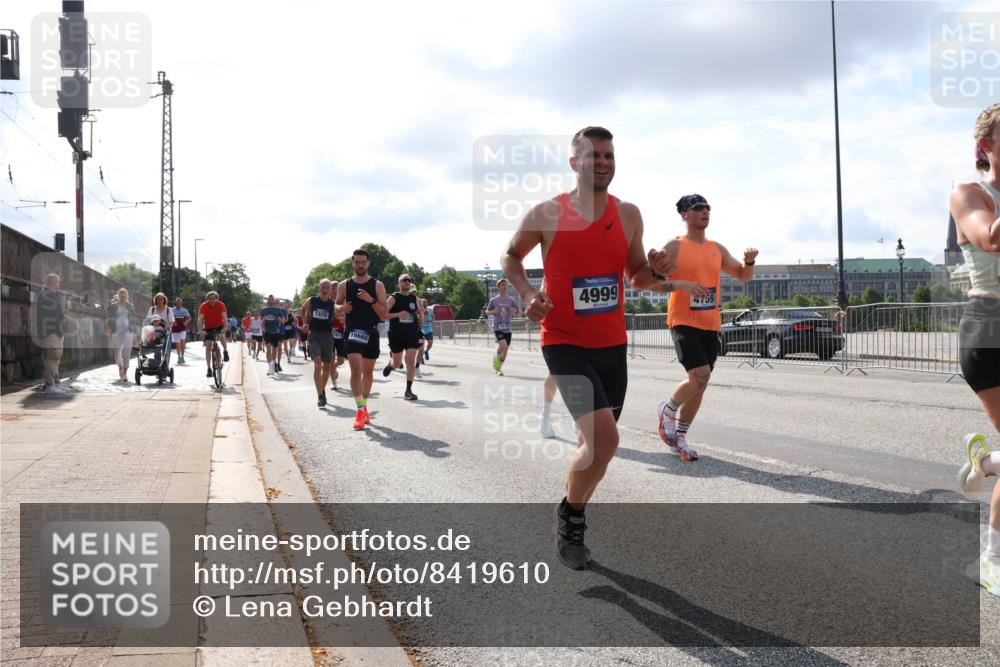 29.06.2025 - hella hamburg halbmarathon Lena Gebhardt http://msf.ph/oto/8419610 29.06.2025 09:51:28 Lombardsbrücke 1920, 16660, 4999, 4759, 1136, 1256, 1520, 1570, 1677, 1903, 1912, 1920, 1941, 1962, 2579, 2880, 2972, 3523, 3700, 4297, 4634, 4759, 4843, 4854, 4865, 4888, 4889, 4991, 4999, 5087, 5275, 5375, 5387, 5410, 6490, 6593, 6721, 6901, 7105, 7116, 7284, 7363, 7378, 7635, 7693, 7962, 8122, 8319, 8871, 8966, 9114, 9262, 9313, 9364, 9371, 9380, 9755, 9833, 9885, 10193, 10375, 10415, 10469, 10480, 10669, 10934, 11049, 11417, 11907, 11959, 12153, 12711, 14201 meine-sportfotos.de
