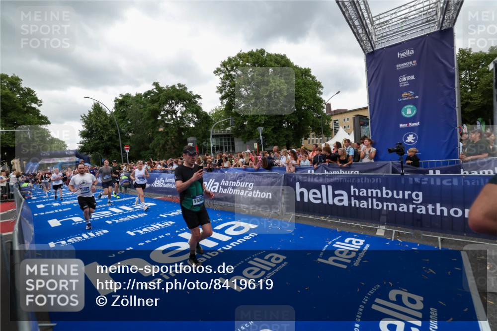 29.06.2025 - hella hamburg halbmarathon Zöllner http://msf.ph/oto/8419619 29.06.2025 10:52:40 Ziel 2346, 2670, 3952, 6561, 6562, 7475, 9739, 10115, 11459, 11689, 12450, 13051, 13301, 14122, 15001, 18982 meine-sportfotos.de