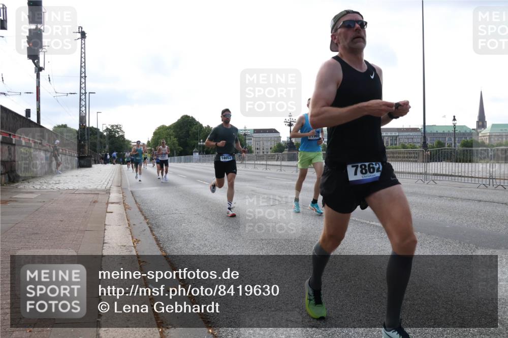 29.06.2025 - hella hamburg halbmarathon Lena Gebhardt http://msf.ph/oto/8419630 29.06.2025 09:41:51 Lombardsbrücke 14652, 1965, 7862, 1241, 2459, 2604, 2892, 4128, 4571, 6559, 7142, 7862, 9442, 10234, 10485, 10780, 11194, 11965, 12067, 12641, 13440, 13751, 13780, 14019, 14107, 14506, 16169, 16361, 16484, 17003, 17752, 17856, 18124, 18897 meine-sportfotos.de