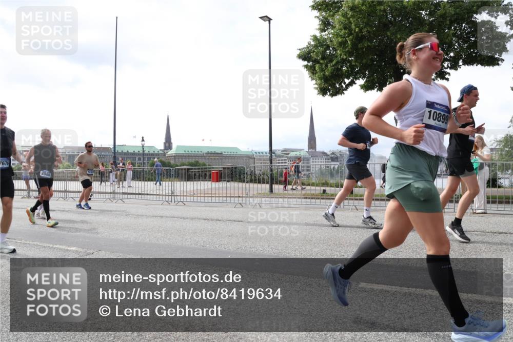 29.06.2025 - hella hamburg halbmarathon Lena Gebhardt http://msf.ph/oto/8419634 29.06.2025 10:42:42 Lombardsbrücke 7676, 2580, 10899, 1150, 1360, 1624, 1656, 1929, 1957, 1964, 1994, 2069, 2134, 2401, 2450, 2509, 2538, 2580, 2940, 2941, 3283, 3378, 3605, 3764, 3874, 4092, 4105, 4334, 4353, 4385, 4778, 4891, 4892, 5403, 5417, 5419, 5810, 6120, 6764, 6828, 7040, 7260, 7513, 7557, 7666, 8161, 8459, 8525, 8526, 8529, 8712, 8816, 9370, 9378, 9980, 10008, 10454, 10532, 10697, 11142, 11710, 12151, 12441, 13049, 13241 meine-sportfotos.de