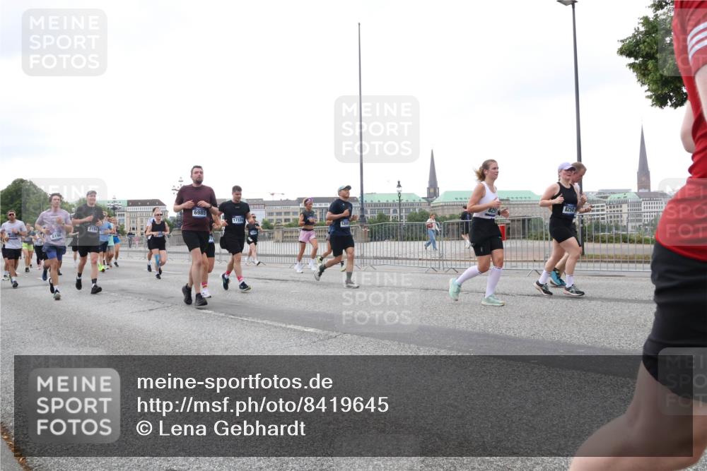 29.06.2025 - hella hamburg halbmarathon Lena Gebhardt http://msf.ph/oto/8419645 29.06.2025 10:52:18 Lombardsbrücke 8194, 6985, 17326, 1418, 1978, 2420, 2528, 2983, 3038, 3645, 4087, 4273, 4436, 4598, 4606, 4815, 5062, 5262, 5360, 6386, 6403, 6404, 6406, 6456, 6671, 6985, 7511, 7682, 7690, 7691, 7735, 7812, 8194, 8196, 8250, 8251, 8621, 9068, 9070, 9103, 9220, 9368, 9460, 9590, 9594, 9673, 9730, 9731, 10080, 10296, 10342, 10392, 10533, 10634, 10673, 10884, 10928, 11084, 11101, 11126, 11127, 11297, 11375, 11736, 11899, 11974, 12546, 12558 meine-sportfotos.de