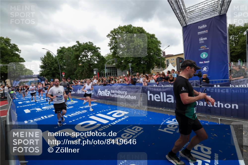 29.06.2025 - hella hamburg halbmarathon Zöllner http://msf.ph/oto/8419646 29.06.2025 10:52:41 Ziel 2346, 2670, 3952, 5116, 6561, 6562, 7475, 9739, 9869, 10115, 11459, 11689, 12450, 13051, 13301, 14122, 15001, 18982 meine-sportfotos.de