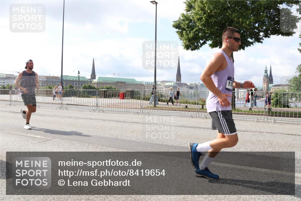 29.06.2025 - hella hamburg halbmarathon Lena Gebhardt http://msf.ph/oto/8419654 29.06.2025 10:05:36 Lombardsbrücke 11, 1229, 1863, 1936, 1981, 2288, 2298, 2471, 2540, 2624, 3461, 3578, 3929, 4014, 4220, 4782, 5073, 5762, 6059, 7826, 8894, 8909, 8999, 9007, 9075, 9165, 9339, 9477, 9559, 9680, 9736, 9737, 9738, 9917, 10343, 10694, 10791, 10998, 11784, 11873, 11958, 12557, 13221, 13717, 14203, 14465, 14642, 16092, 16478, 16546, 16847, 17707, 17731, 17740, 17885, 18616, 18617, 18973, 19034, 19248 meine-sportfotos.de